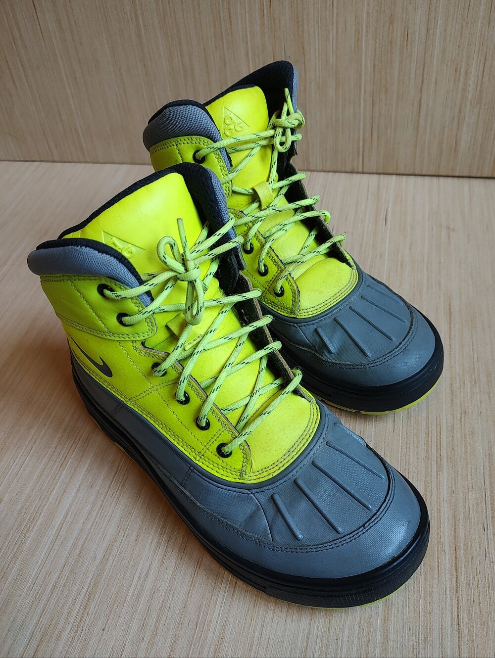 Nike Woodside 2 High Boots Lace Up Sneakers Yellow Neon Green Grey Rubber 7Y